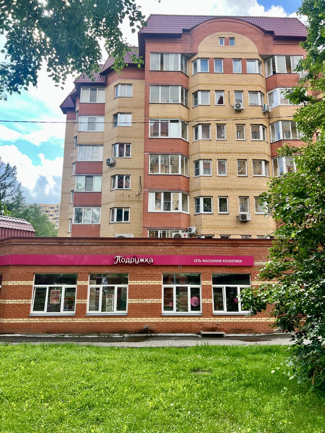 Вы нашли лучший вариант в одном из лучших, кирпичных домов Долгопрудного построенного по индивидуальному проекту, удобство и качество жизни в котором значительно превосходит рядом расположенный новый ЖК.    
Не упустите возможность выгодно купить теплую, светлую, просторную (49 кв.м), евро 2-к кварт